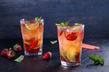 Çilek mojito çilek, limon ve nane ile kokteyl. Yaz meyve siyah arka plan üzerine kokteyl. Yatay