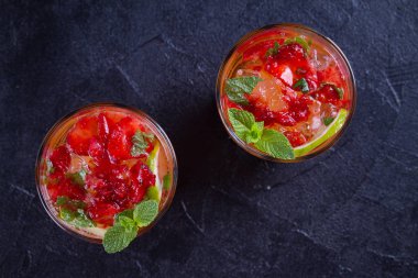 Çilek mojito çilek, limon ve nane ile kokteyl. Yaz meyve siyah arka plan üzerine kokteyl. Tepegöz, yatay
