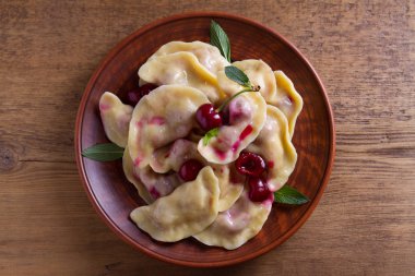 Kiraz ile dolu köfte, çilek. Pierogi, varenyky, vareniki, pyrohy - köfte doldurma, birçok ülkede popüler çanak ile. Yukarıda görmek, en iyi stüdyo vurdu