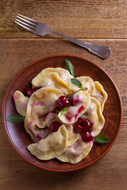 Kiraz ile dolu köfte, çilek. Pierogi, varenyky, vareniki, pyrohy - köfte doldurma, birçok ülkede popüler çanak ile. Yukarıda görmek, en iyi stüdyo vurdu