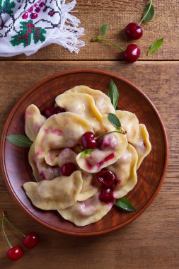 Kiraz ile dolu köfte, çilek. Pierogi, varenyky, vareniki, pyrohy - köfte doldurma, birçok ülkede popüler çanak ile. Yukarıda görmek, en iyi stüdyo vurdu