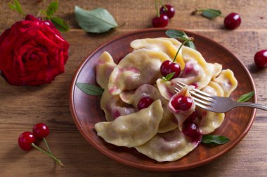 Kiraz ile dolu köfte, çilek. Pierogi, varenyky, vareniki, pyrohy - ile doldurma, birçok ülkede popüler çanak köfte