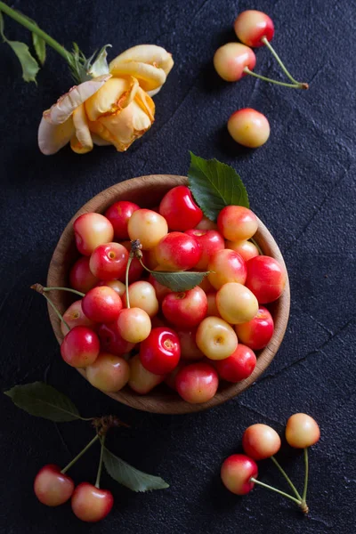 Siyah arka plan üzerine ahşap kase taze kiraz. Taze olgun tatlı kiraz. Yukarıda görmek, en iyi stüdyo vurdu