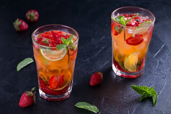 Coquetel Mojito Morango Com Bagas Limão Hortelã Cocktail Baga Verão — Fotografia de Stock