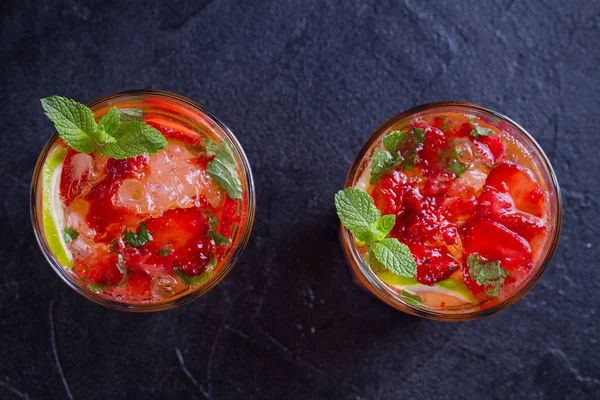 Çilek mojito çilek, limon ve nane ile kokteyl. Yaz meyve siyah arka plan üzerine kokteyl. Tepegöz, yatay