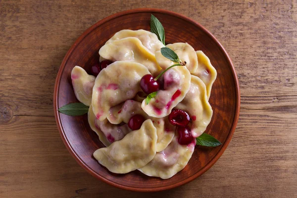 Kiraz ile dolu köfte, çilek. Pierogi, varenyky, vareniki, pyrohy - köfte doldurma, birçok ülkede popüler çanak ile. Yukarıda görmek, en iyi stüdyo vurdu