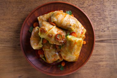 Lahana et, pilav ve sebze ile alır. Etli lahana dolması bırakır. Chou farci, dolma, sarma, golubtsy veya golabki. Yukarıda görmek, en iyi stüdyo vurdu