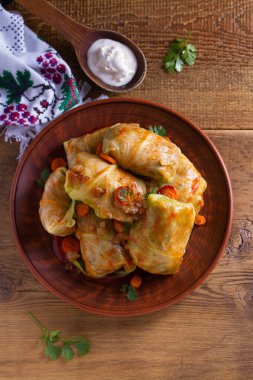 Lahana et, pilav ve sebze ile alır. Etli lahana dolması bırakır. Chou farci, dolma, sarma, golubtsy veya golabki. Yukarıda görmek, en iyi stüdyo vurdu