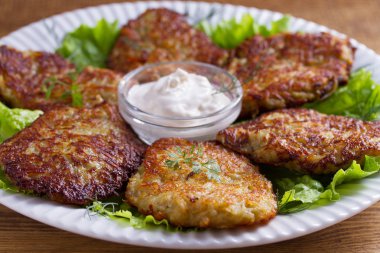 Ekşi krema ya da yoğurt ile patates gözlemesi. Sebze börek, latkeler, draniki.