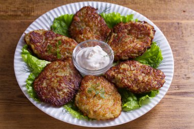 Ekşi krema ya da yoğurt ile patates gözlemesi. Sebze börek, latkeler, draniki.