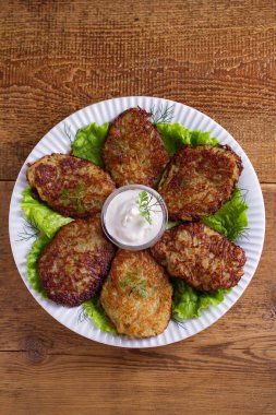 Ekşi krema ya da yoğurt ile patates gözlemesi. Sebze börek, latkeler, draniki. Yukarıda görmek, en iyi stüdyo vurdu