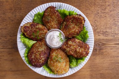 Ekşi krema ya da yoğurt ile patates gözlemesi. Sebze börek, latkeler, draniki. Yukarıda görmek, en iyi stüdyo vurdu