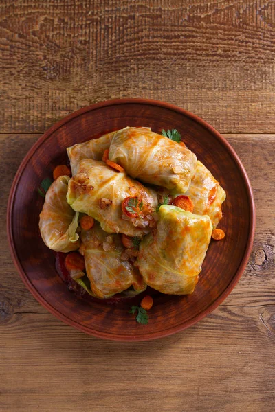 Lahana et, pilav ve sebze ile alır. Etli lahana dolması bırakır. Chou farci, dolma, sarma, golubtsy veya golabki. Yukarıda görmek, en iyi stüdyo vurdu