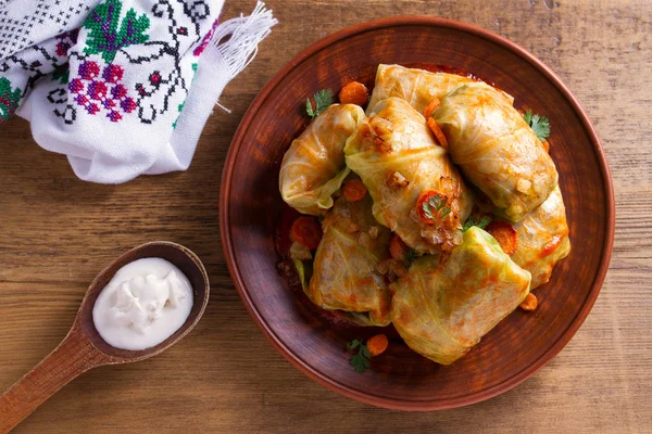 Lahana et, pilav ve sebze ile alır. Etli lahana dolması bırakır. Chou farci, dolma, sarma, golubtsy veya golabki. Yukarıda görmek, en iyi stüdyo vurdu