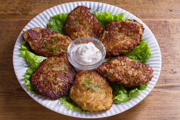Ekşi krema ya da yoğurt ile patates gözlemesi. Sebze börek, latkeler, draniki.