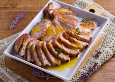 Portakal sosu ve kekik ile dilimlenmiş ördek göğsü. Fileto Biftek Duck Meme