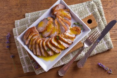 Portakal sosu ve kekik ile dilimlenmiş ördek göğsü. Ördek göğüs fileto biftek. Yukarıda görmek, en iyi stüdyo vurdu