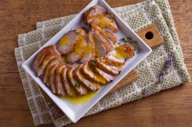 Portakal sosu ve kekik ile dilimlenmiş ördek göğsü. Ördek göğüs fileto biftek. Yukarıda görmek, en iyi stüdyo vurdu