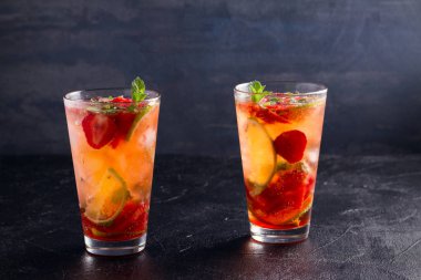 Çilek mojito çilek, limon ve nane ile kokteyl. Yaz meyve siyah arka plan üzerine kokteyl. metin, yatay için yer