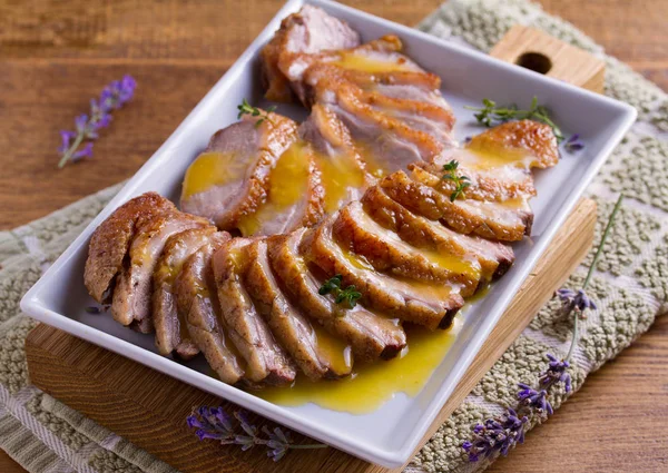 Gesneden Eendenborst Met Sinaasappelsaus Tijm Duck Breast Filets Biefstuk — Stockfoto