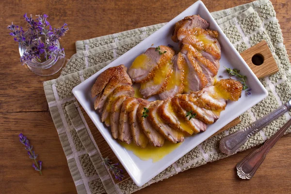 Portakal sosu ve kekik ile dilimlenmiş ördek göğsü. Ördek göğüs fileto biftek. Yukarıda görmek, en iyi stüdyo vurdu