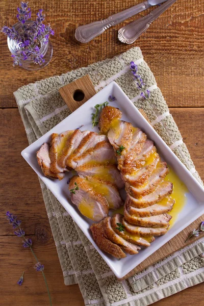 Pechuga Pato Rodajas Con Salsa Naranja Tomillo Filetes Pechuga Pato — Foto de Stock