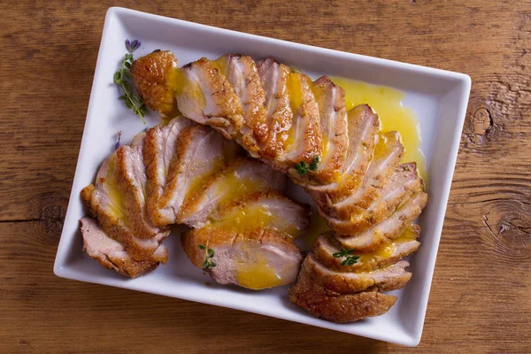 Portakal sosu ve kekik ile dilimlenmiş ördek göğsü. Ördek göğüs fileto biftek. Yukarıda görmek, en iyi stüdyo vurdu