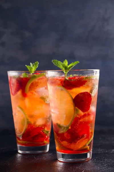 Çilek mojito çilek, limon ve nane ile kokteyl. Yaz meyve siyah arka plan üzerine kokteyl. metin, dikey için yer