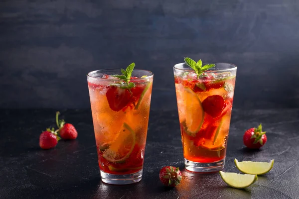 Coquetel Mojito Morango Com Bagas Limão Hortelã Cocktail Baga Verão — Fotografia de Stock