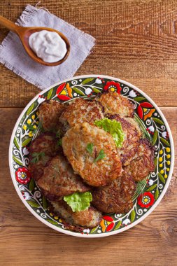 Sebze börek, latkeler, draniki, kıymalı patates - birçok ülkede popüler çanak. Ekşi krema veya tahta kaşık yoğurt ile patates gözlemesi. Yukarıda görmek, en iyi stüdyo vurdu