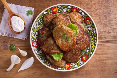Sebze börek, latkeler, draniki, kıymalı patates - birçok ülkede popüler çanak. Ekşi krema veya tahta kaşık yoğurt ile patates gözlemesi. Yukarıda görmek, en iyi stüdyo vurdu