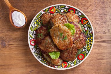 Sebze börek, latkeler, draniki, kıymalı patates - birçok ülkede popüler çanak. Ekşi krema veya tahta kaşık yoğurt ile patates gözlemesi. Yukarıda görmek, en iyi stüdyo vurdu
