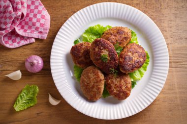 Lezzetli ev yapımı Hamburger veya pirzola. Tepegöz, yatay