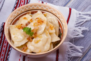 Köfte, patates püresi ile - vejetaryen tabağı dolu. Varenyky, vareniki, pierogi, pyrohy ahşap masa üzerinde bir kasede. Yatay