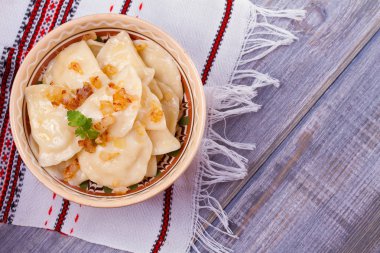 Köfte, patates püresi ile - vejetaryen tabağı dolu. Varenyky, vareniki, pierogi, pyrohy ahşap masa üzerinde bir kasede. Tepegöz, yatay