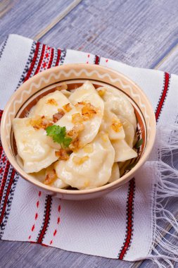 Köfte, patates püresi ile - vejetaryen tabağı dolu. Varenyky, vareniki, pierogi, pyrohy ahşap masa üzerinde bir kasede. dikey