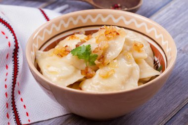 Köfte, patates püresi ile - vejetaryen tabağı dolu. Varenyky, vareniki, pierogi, pyrohy ahşap masa üzerinde bir kasede. Yatay