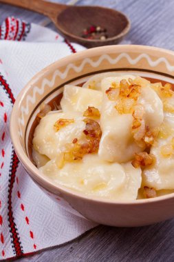 Köfte, patates püresi ile - vejetaryen tabağı dolu. Varenyky, vareniki, pierogi, pyrohy ahşap masa üzerinde bir kasede. dikey
