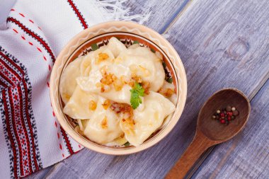 Köfte, patates püresi ile - vejetaryen tabağı dolu. Varenyky, vareniki, pierogi, pyrohy ahşap masa üzerinde bir kasede. Tepegöz, yatay