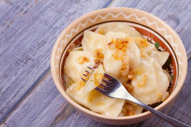 Köfte, patates püresi ile - vejetaryen tabağı dolu. Varenyky, vareniki, pierogi, pyrohy ahşap masa üzerinde bir kasede. Yatay