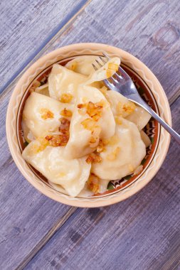 Köfte, patates püresi ile - vejetaryen tabağı dolu. Varenyky, vareniki, pierogi, pyrohy ahşap masa üzerinde bir kasede. Tepegöz, dikey