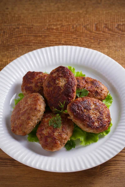 Leckere Hausgemachte Burger Oder Schnitzel Vertikal — Stockfoto