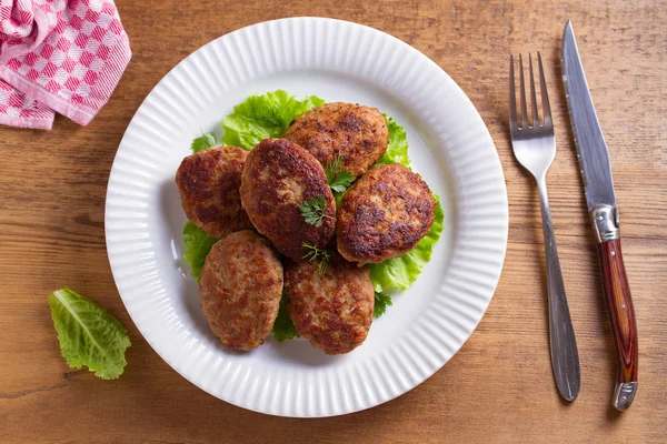 Heerlijke Zelfgemaakte Hamburgers Schnitzels Overhead Horizontale — Stockfoto