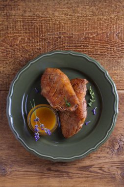 Tatlı hardal sosu ve kekik ile ördek göğsü. Yukarıda görmek, en iyi stüdyo vurdu