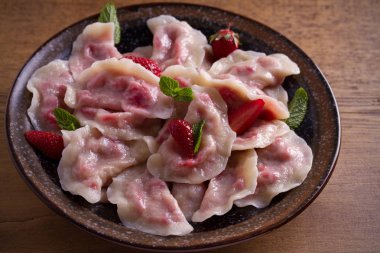 Çilek ile dolu köfte, çilek. Pierogi, varenyky, vareniki, pyrohy - köfte doldurma, birçok ülkede popüler çanak ile. Yatay