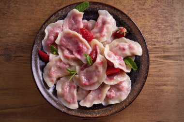 Çilek ile dolu köfte, çilek. Pierogi, varenyky, vareniki, pyrohy - köfte doldurma, birçok ülkede popüler çanak ile. Tepegöz, yatay