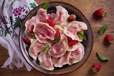 Çilek ile dolu köfte, çilek. Pierogi, varenyky, vareniki, pyrohy - köfte doldurma, birçok ülkede popüler çanak ile. Tepegöz, yatay