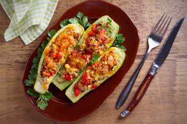 Kabak et, sebze ve peynir ile doldurulmuş. Kabak tekneler. Yüklenen kabak. Tepegöz, yatay