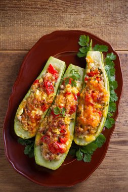 Kabak et, sebze ve peynir ile doldurulmuş. Kabak tekneler. Yüklenen kabak. Tepegöz, dikey