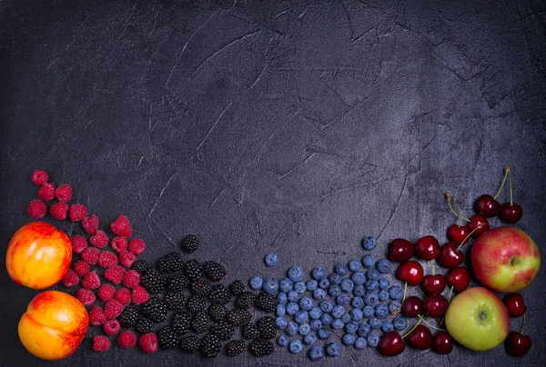 Köstliche Reife Früchte Und Beeren Auf Schwarzem Hintergrund Nahaufnahme Fruchtbanner — Stockfoto